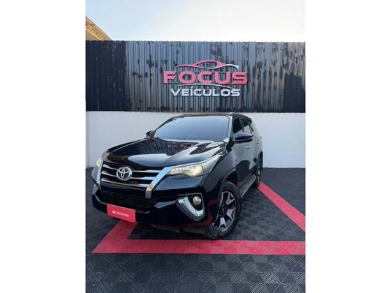 TOYOTA HILUX SW4 2.8 SRX 4X4 7 LUGARES 16V TURBO INTERCOOLER DIESEL 4P AUTOMÁTICO